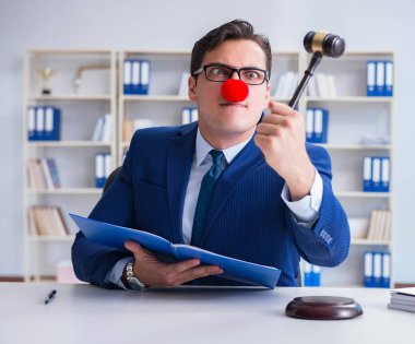 Ofisinde çalışan bir avukat.