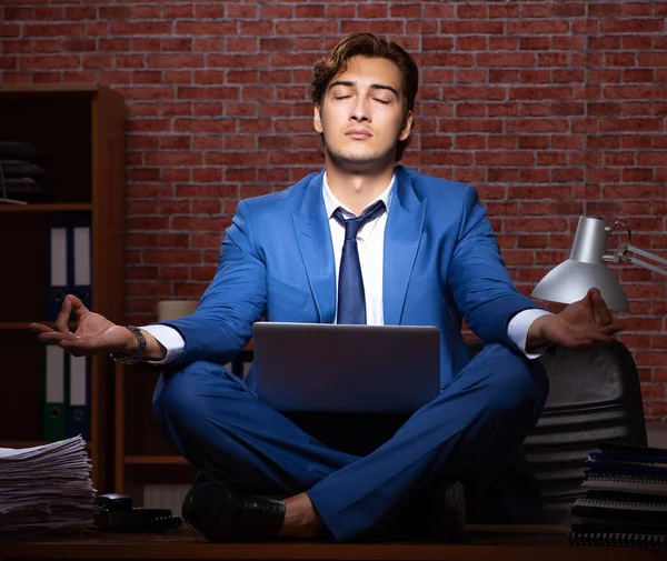 Fiatal üzletember, éjszaka az irodában dolgozik. — Stock Fotó