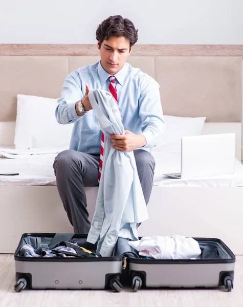 Joven hombre de negocios guapo preparándose para el viaje —  Fotos de Stock