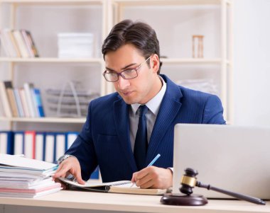 Mahkemede çalışan yakışıklı bir yargıç.