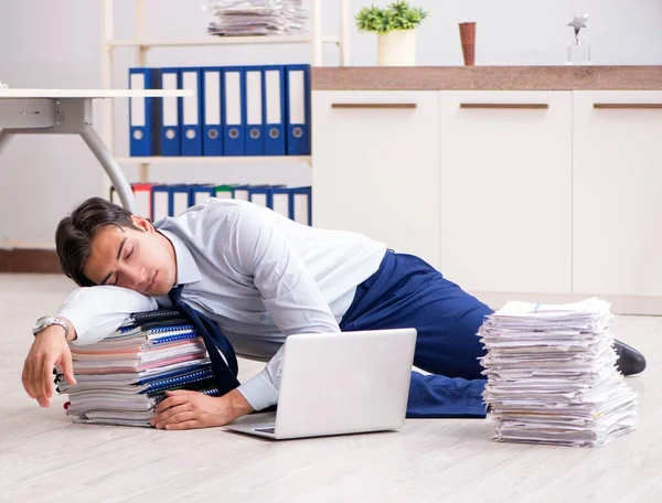 Funcionário extremamente ocupado trabalhando no escritório — Fotografia de Stock