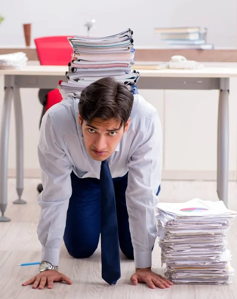 Mycket upptagen anställd som arbetar på kontoret — Stockfoto