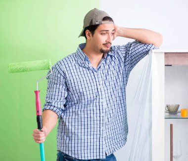 Genç ressam evde tadilat yapıyor.