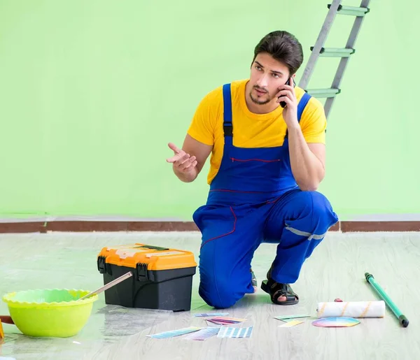 Молодой человек делает ремонт дома — стоковое фото