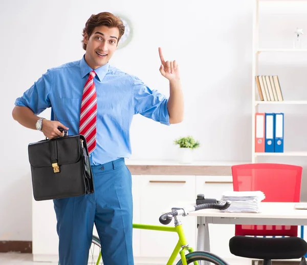 Jovem empresário usando bicicleta para viajar para o escritório — Fotografia de Stock