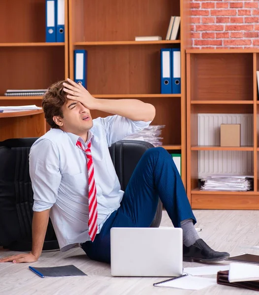 Nieszczęśliwy biznesmen siedzi w biurze — Zdjęcie stockowe