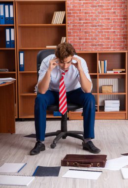 Ofiste oturan mutsuz iş adamı.