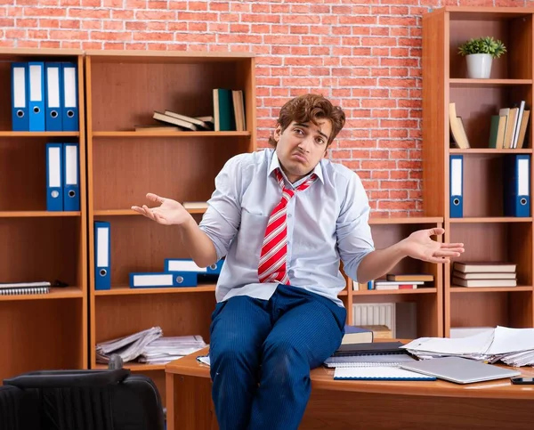 オフィスに座っている不幸なビジネスマン — ストック写真