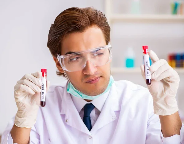 Jeune assistant de laboratoire beau tester des échantillons de sang à l'hôpital — Photo