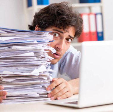 Çok fazla işi ve evrak işi olan yoğun bir çalışan.