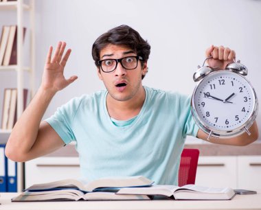 Genç yakışıklı öğrenci okul sınavlarına hazırlanıyor.