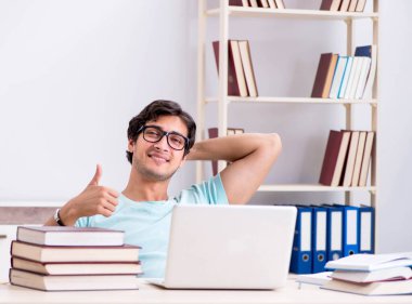 Tele-öğrenim konsepti genç öğrencisi