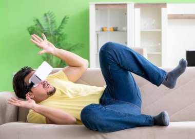 Sanal gerçeklik gözlüklü genç adam.