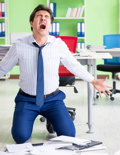 Empresario frustrado estresado por exceso de trabajo — Foto de Stock