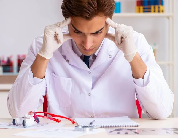 Forensic expert studying fingerprints in the lab — Stock Photo, Image