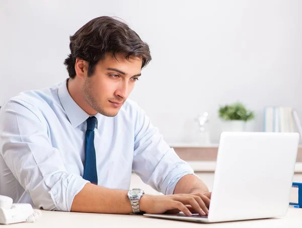 Junger gutaussehender Geschäftsmann arbeitet im Büro — Stockfoto