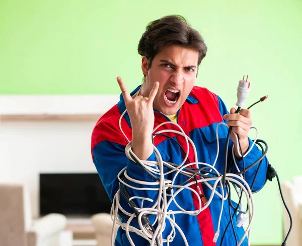Électricien entrepreneur avec câbles enchevêtrés — Photo