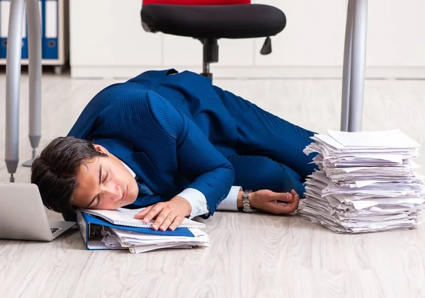 Fatigué homme d'affaires épuisé faisant des heures supplémentaires au bureau — Photo