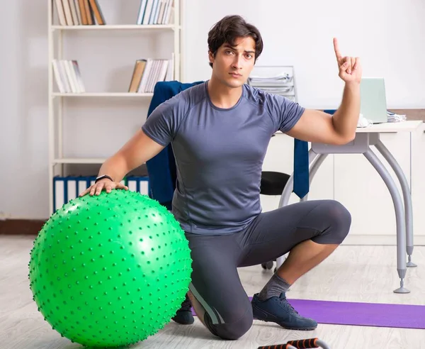 Junge männliche Mitarbeiter üben im Büro — Stockfoto