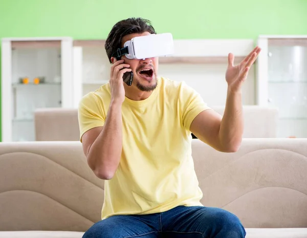 年轻男子与虚拟现实护目镜 — 图库照片