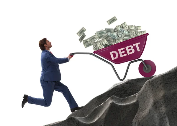 Бизнесмен толкает тележку в гору в концепции долгового кредита — стоковое фото