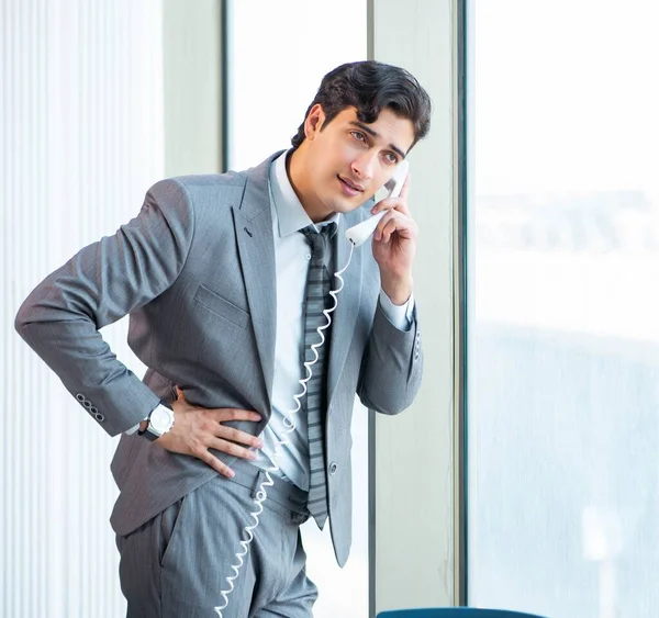 Jeune homme d'affaires prospère travaillant au bureau — Photo