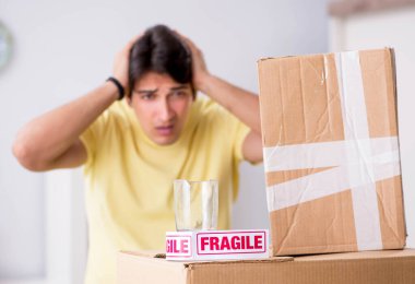 Adam evi taşıyor ve kırılgan eşyalarla taşınıyor.