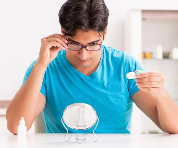 Man trying contact lenses at home — Stock Photo, Image