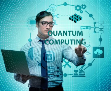İş adamı kuantum hesaplama kavramında sanal düğmeye basıyor