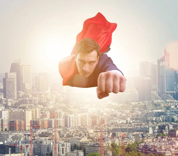 Superhéroe hombre de negocios volando sobre la ciudad — Foto de Stock