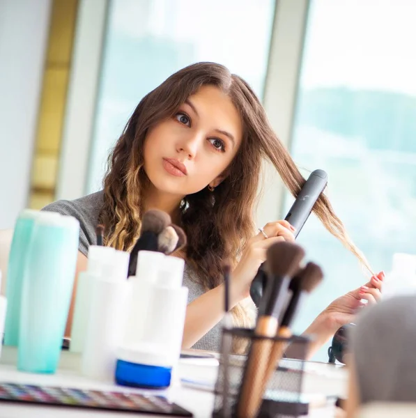 Giovane donna nel salone di bellezza — Foto Stock