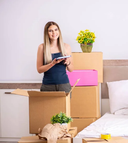 Mujer joven mudándose a un nuevo lugar — Foto de Stock