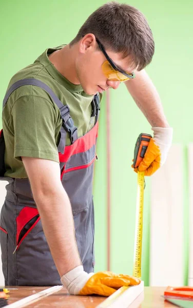 Junger Tischler arbeitet in Werkstatt — Stockfoto