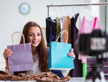 Moda blogcusu blog için video kaydediyor