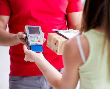 Paket teslimatı pos ve kredi kartıyla ödeniyor.
