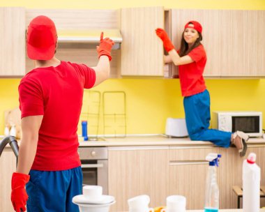 Mutfakta çalışan profesyonel müteahhitleri temizliyorum.