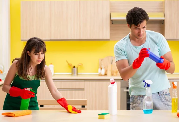 Jovem casal trabalhando na cozinha — Fotografia de Stock