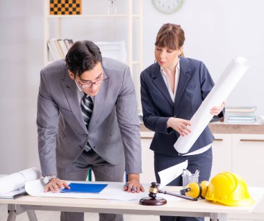 Erkek ve kadın inşaat projesini tartışıyor