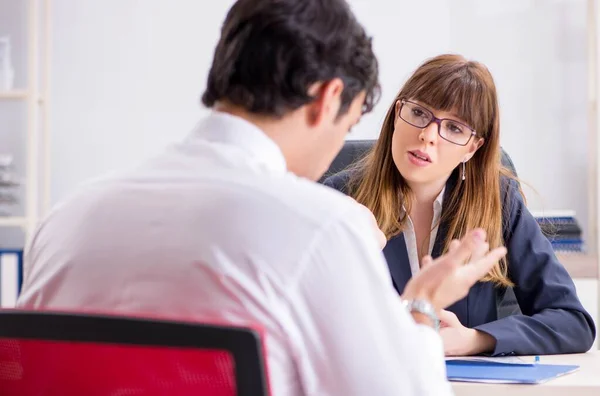 Man en vrouw in gesprek — Stockfoto