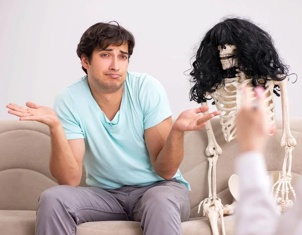 Jovem paciente psicólogo visitante para terapia — Fotografia de Stock