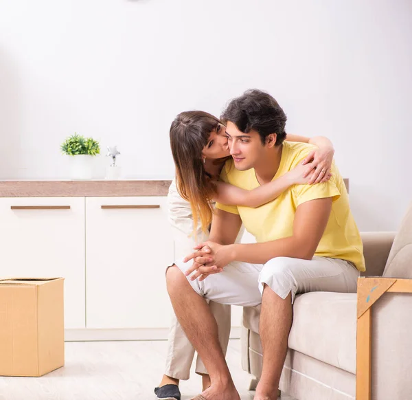 Unga par flyttar till ny lägenhet med sköra saker — Stockfoto