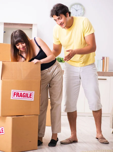 Jovem par se movendo para novo apartamento com coisas frágeis — Fotografia de Stock