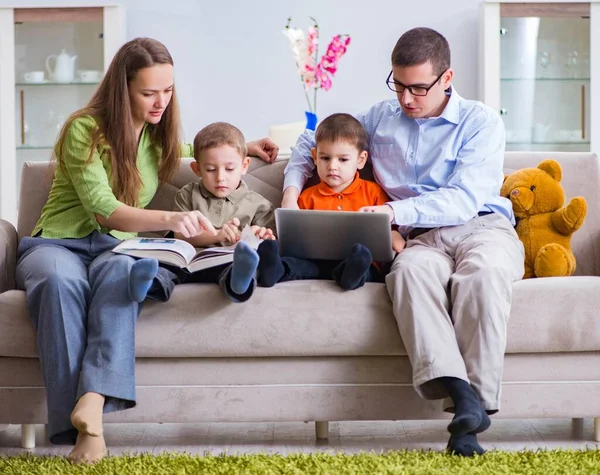 Młoda rodzina surfing internet i patrząc na zdjęcia — Zdjęcie stockowe