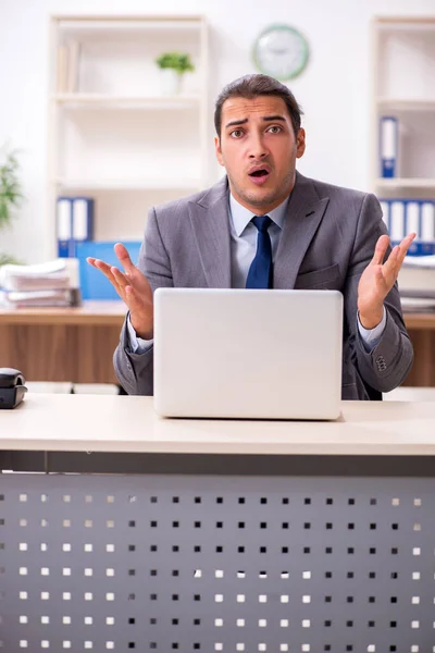 Joven hombre de negocios infeliz con el trabajo excesivo —  Fotos de Stock