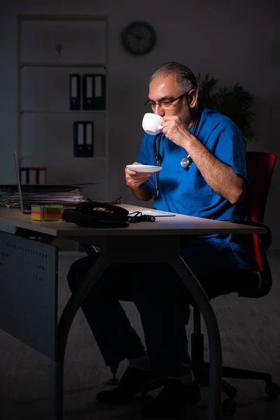 Ältere männliche Arzt in der Nacht im Krankenhaus — Stockfoto