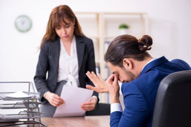 İş adamıyla iş kadını arasındaki iş görüşmesi