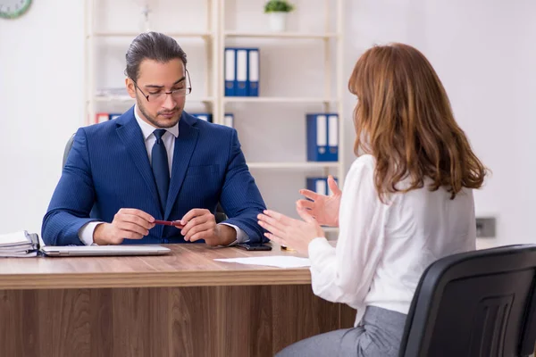 Reunión de negocios entre hombre de negocios y mujer de negocios —  Fotos de Stock