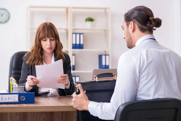 Affärsmöte mellan affärsman och affärskvinna — Stockfoto