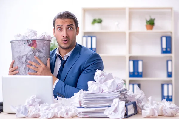 Biznesmen odrzucający nowe pomysły z mnóstwem papierów — Zdjęcie stockowe