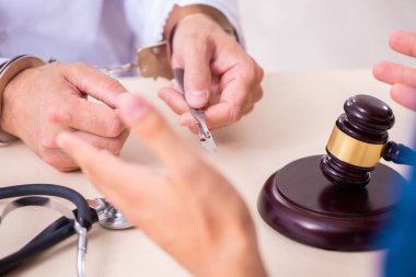 Adliyedeki erkek doktor avukatla toplantıda.